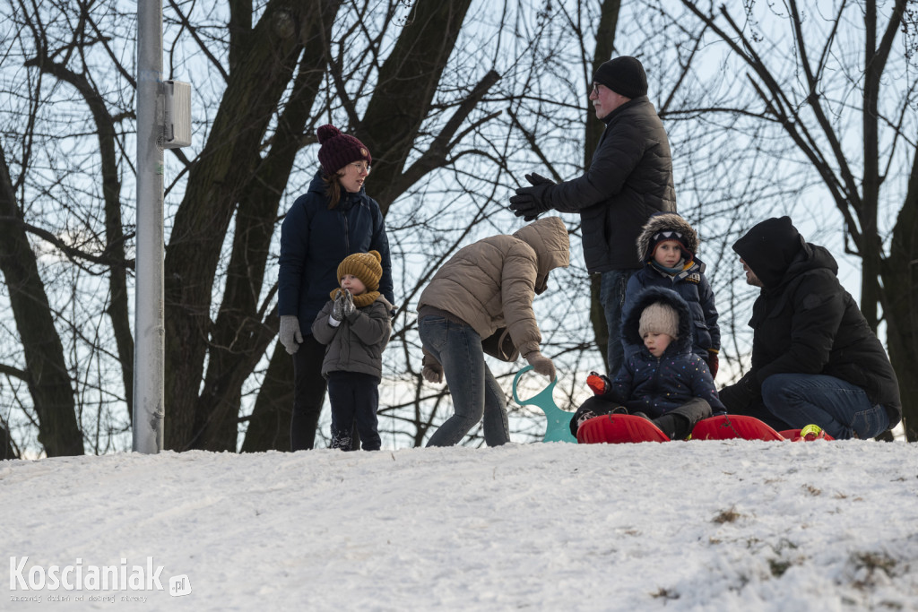 Dzieci szaleją na sztucznym śniegu Ferfety