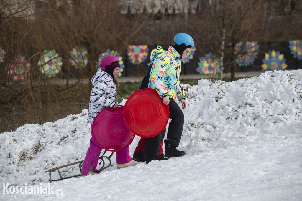 Dzieci szaleją na sztucznym śniegu Ferfety