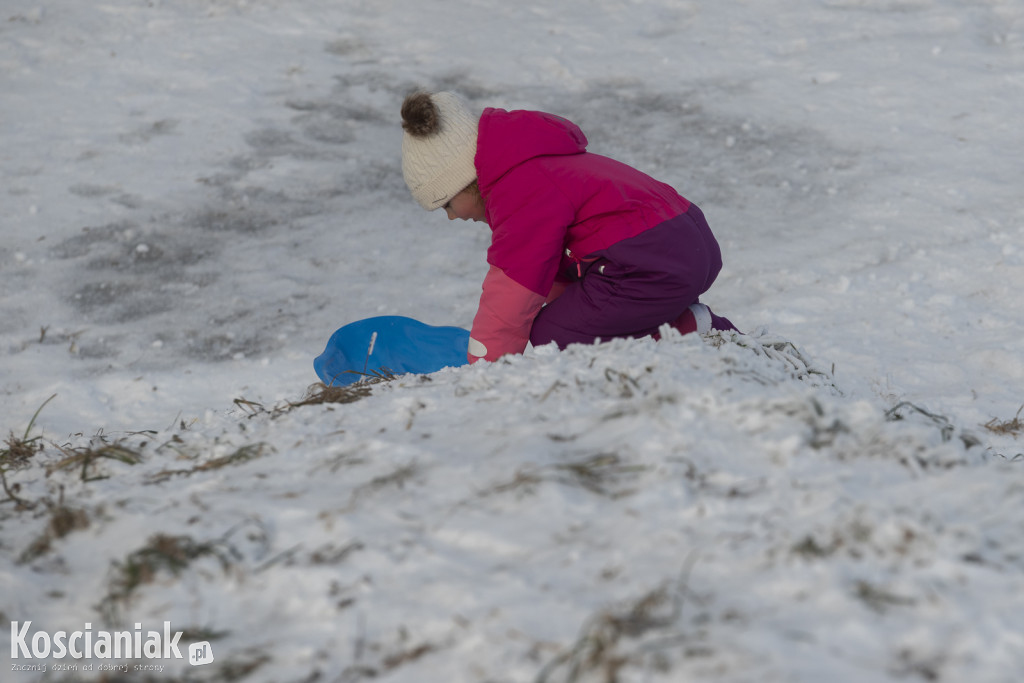 Dzieci szaleją na sztucznym śniegu Ferfety