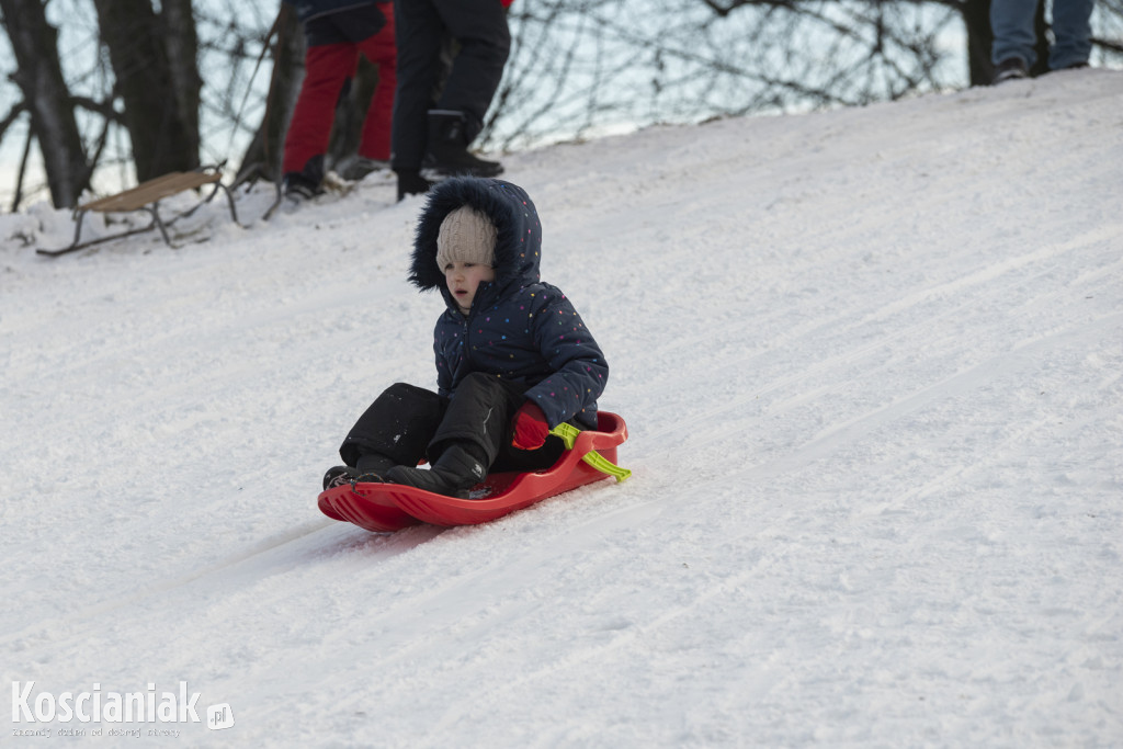 Dzieci szaleją na sztucznym śniegu Ferfety