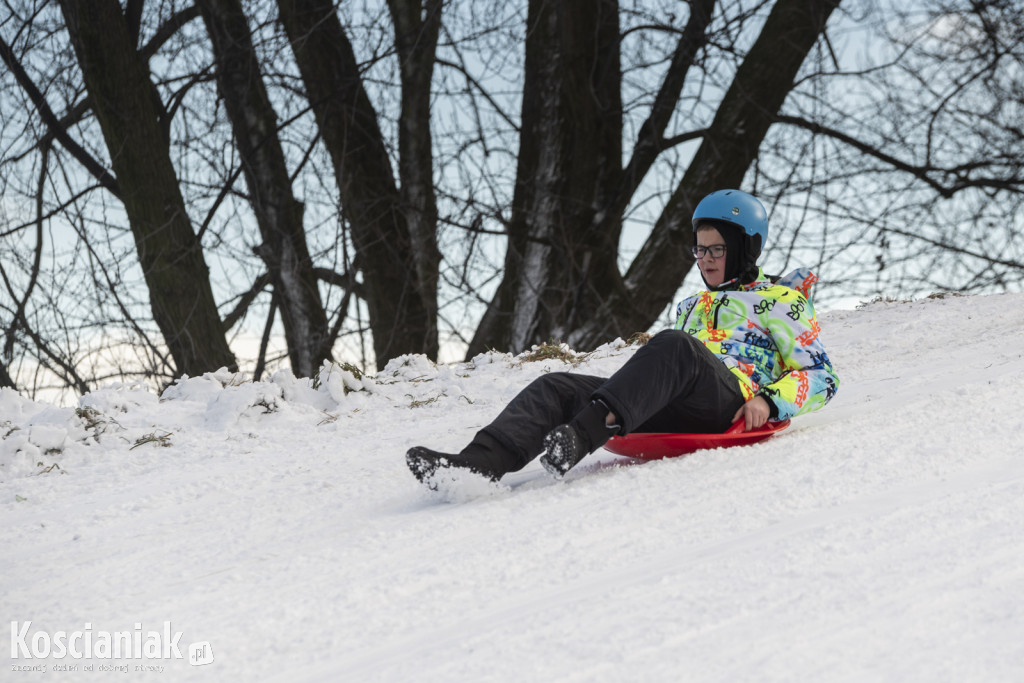 Dzieci szaleją na sztucznym śniegu Ferfety