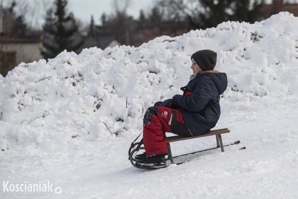 Dzieci szaleją na sztucznym śniegu Ferfety
