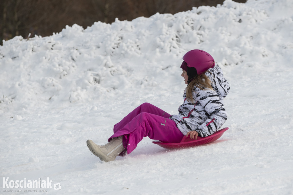 Dzieci szaleją na sztucznym śniegu Ferfety