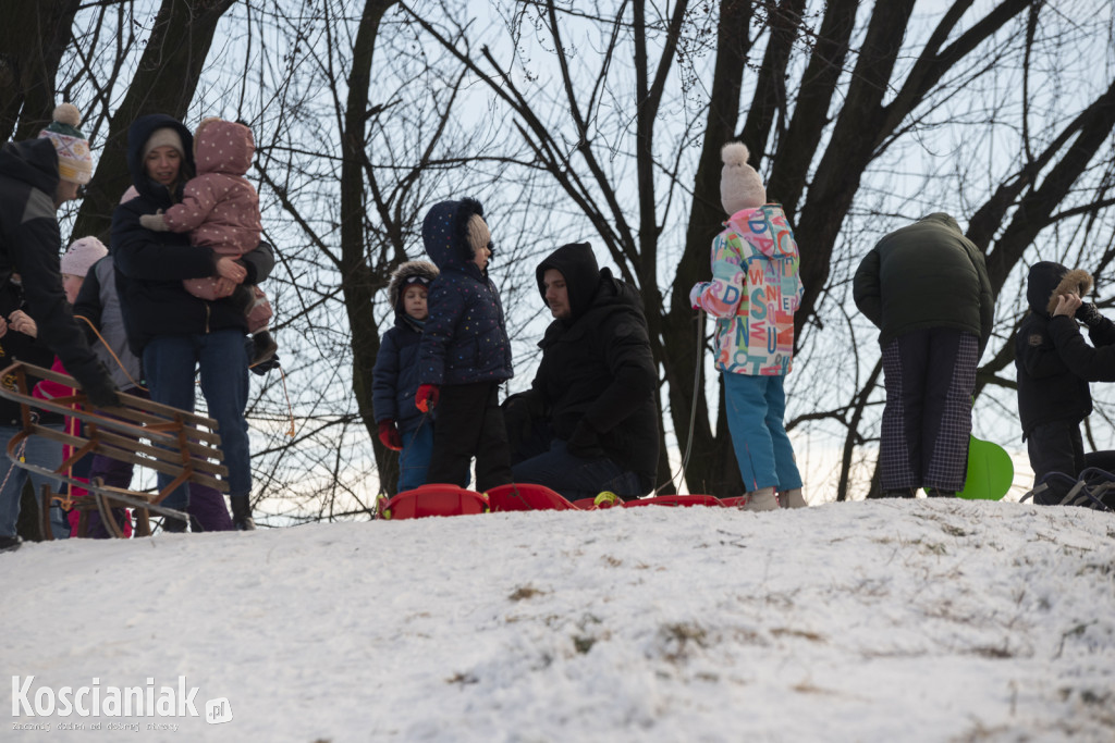 Dzieci szaleją na sztucznym śniegu Ferfety