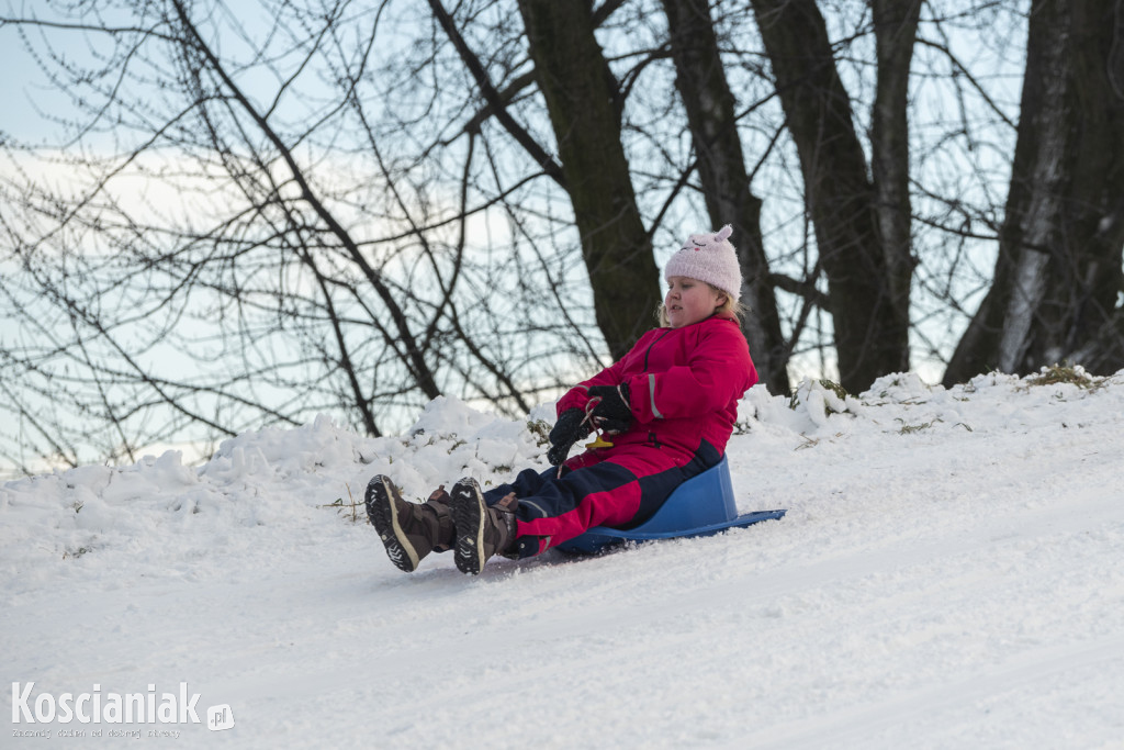 Dzieci szaleją na sztucznym śniegu Ferfety