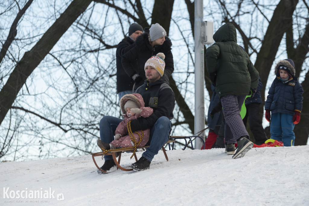 Dzieci szaleją na sztucznym śniegu Ferfety