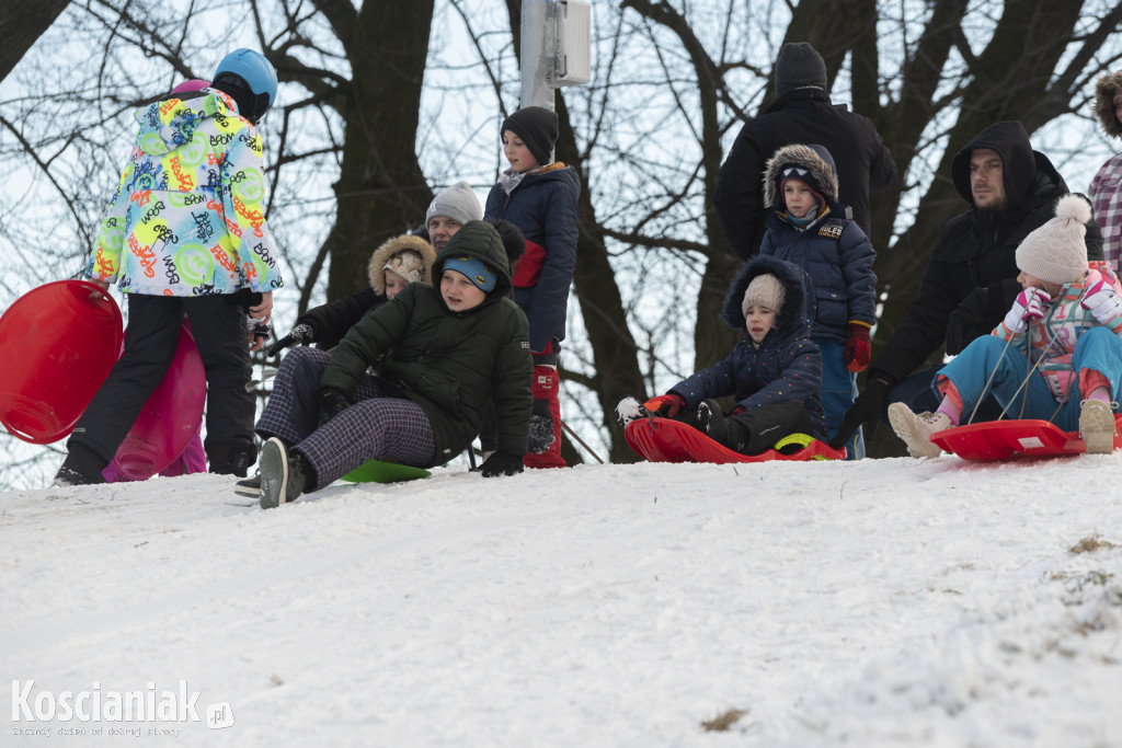 Dzieci szaleją na sztucznym śniegu Ferfety
