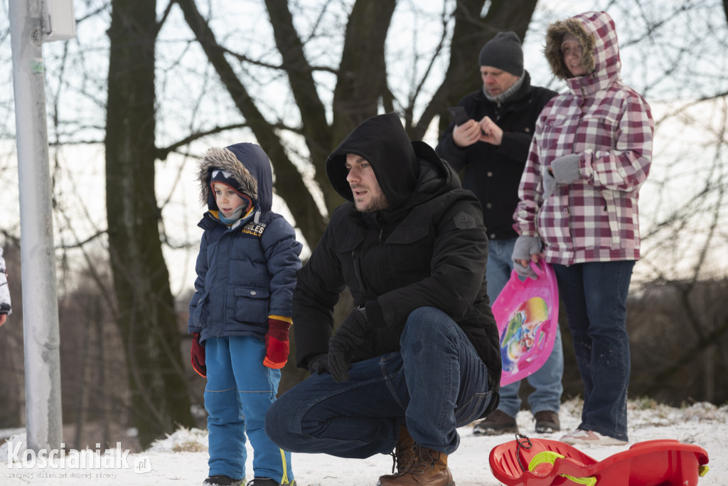 Dzieci szaleją na sztucznym śniegu Ferfety