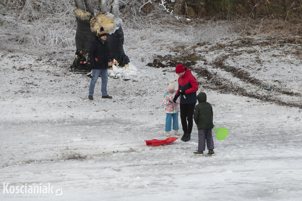 Dzieci szaleją na sztucznym śniegu Ferfety