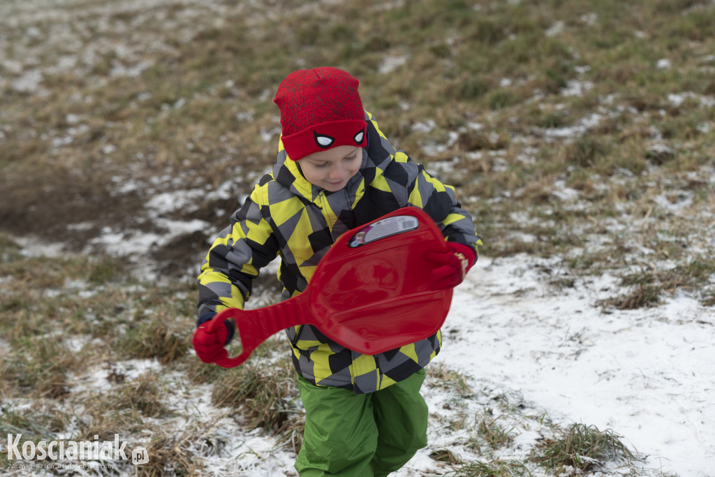 Dzieci szaleją na sztucznym śniegu Ferfety