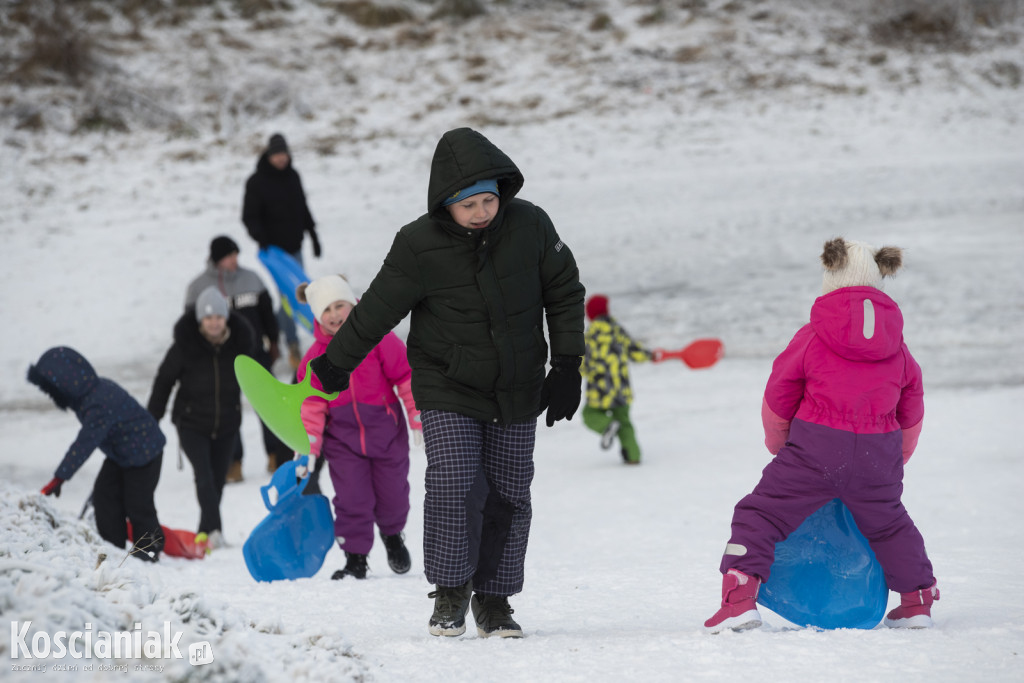 Dzieci szaleją na sztucznym śniegu Ferfety