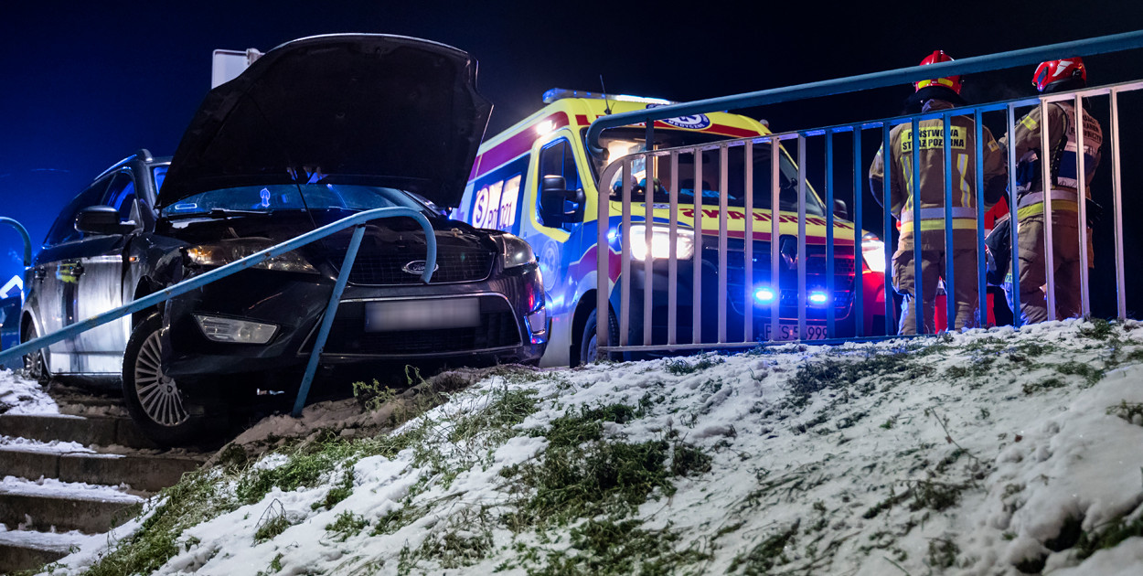 Samochód wjechał w latarnię na Północnej