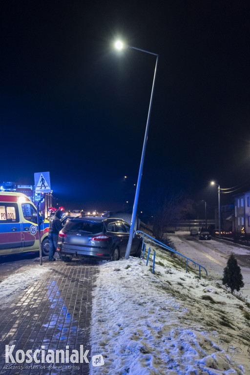 Samochód wjechał w latarnię na Północnej