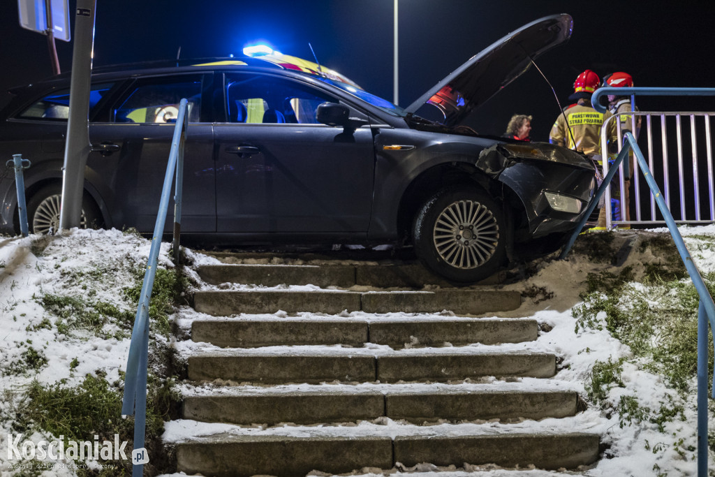 Samochód wjechał w latarnię na Północnej