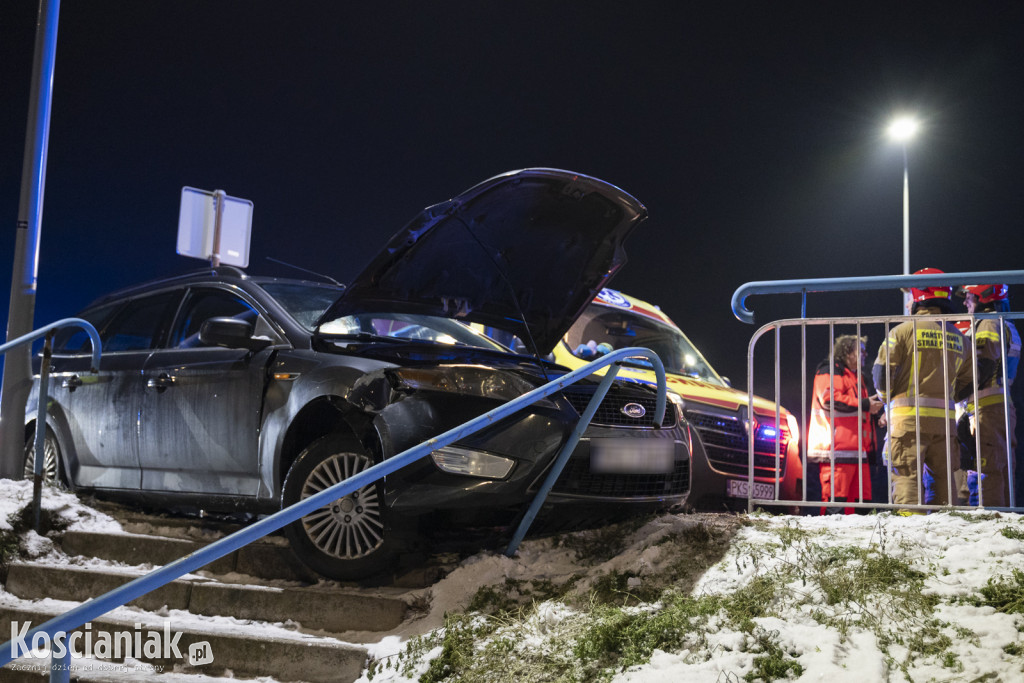 Samochód wjechał w latarnię na Północnej