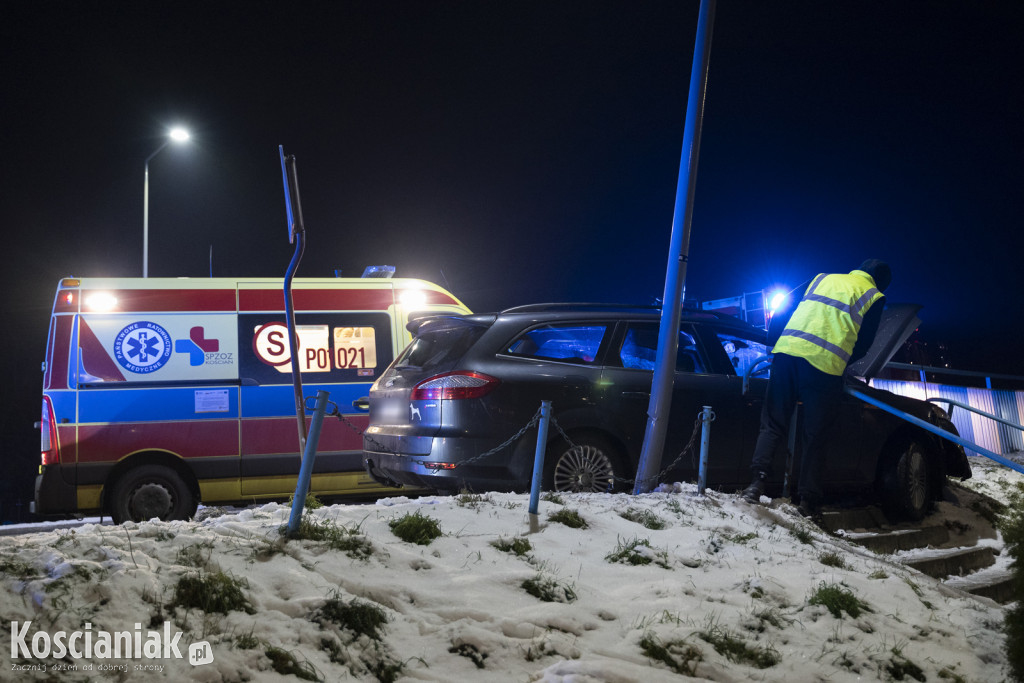 Samochód wjechał w latarnię na Północnej