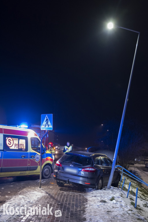 Samochód wjechał w latarnię na Północnej