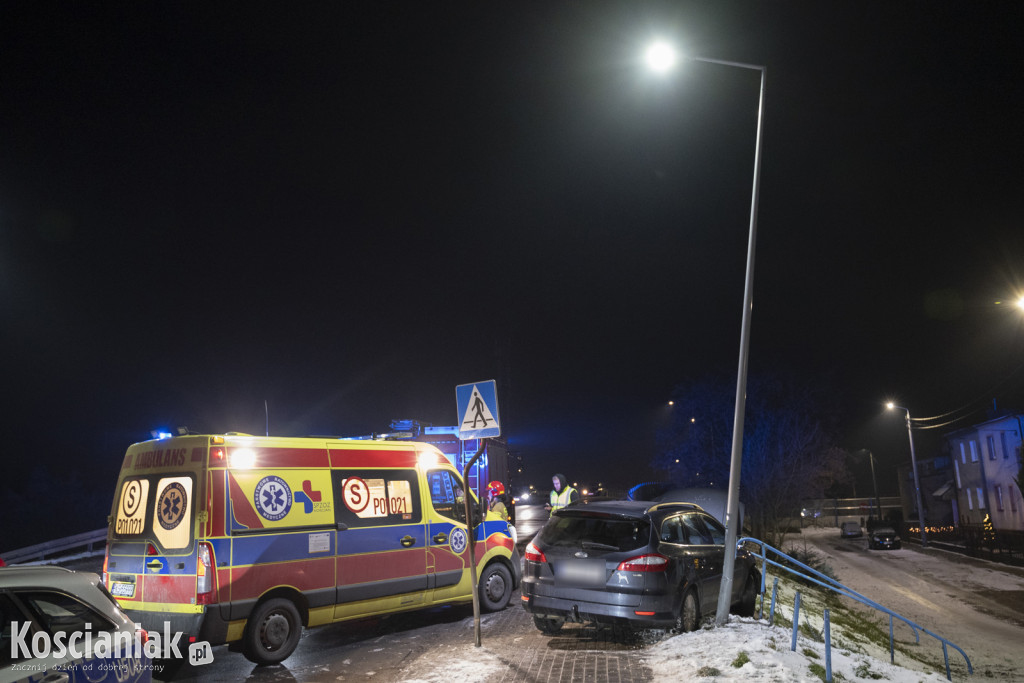Samochód wjechał w latarnię na Północnej