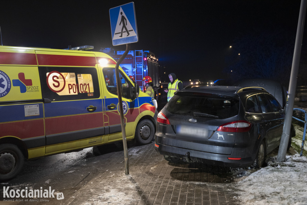 Samochód wjechał w latarnię na Północnej