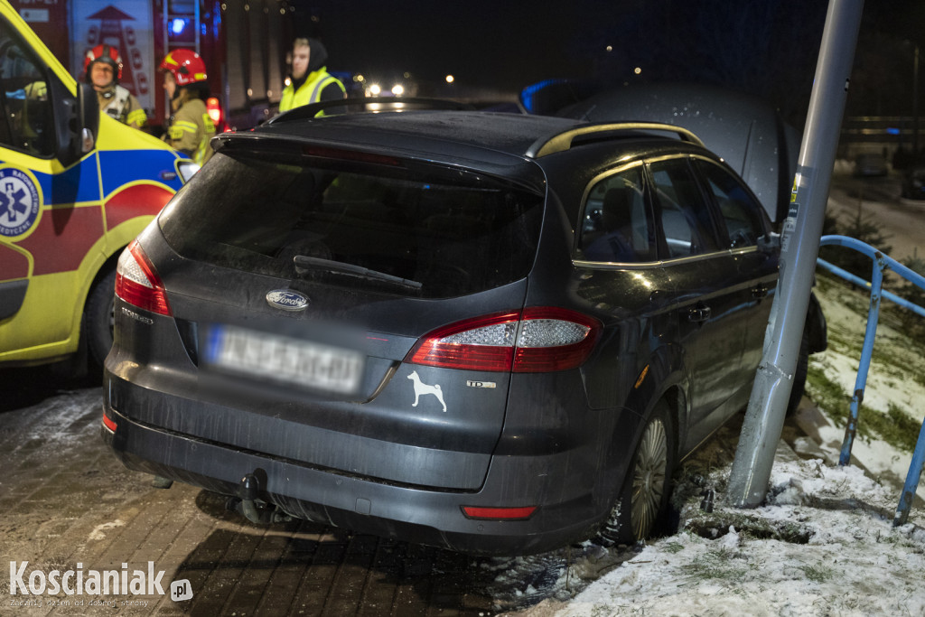 Samochód wjechał w latarnię na Północnej