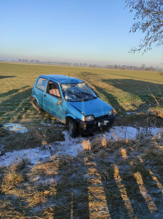Dachował Cinquecento koło Bronikowa