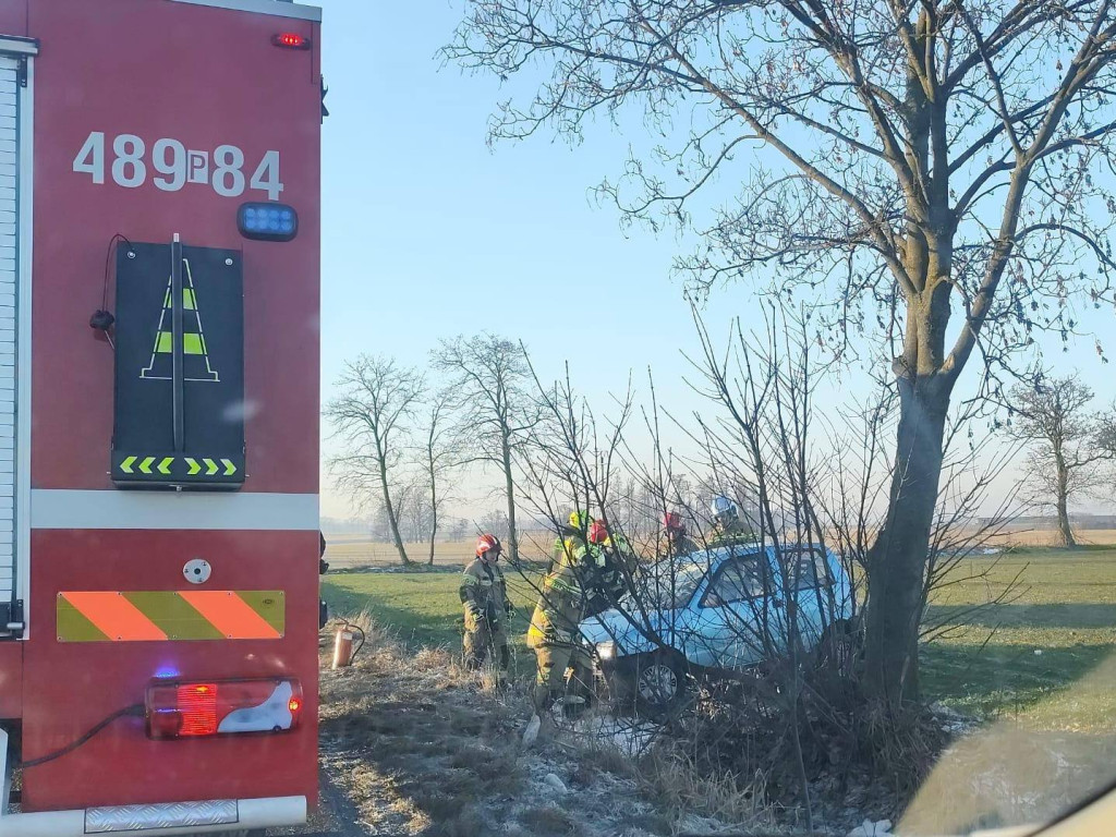 Dachował Cinquecento koło Bronikowa