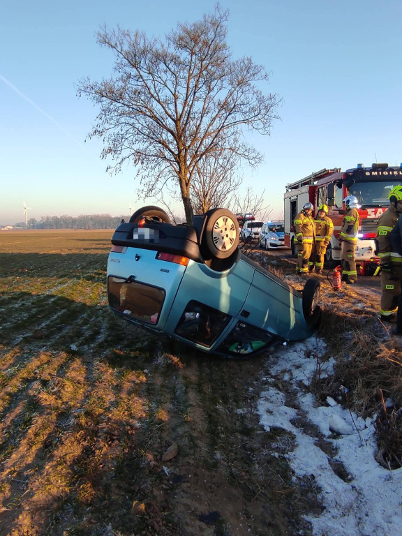 Dachował Cinquecento koło Bronikowa