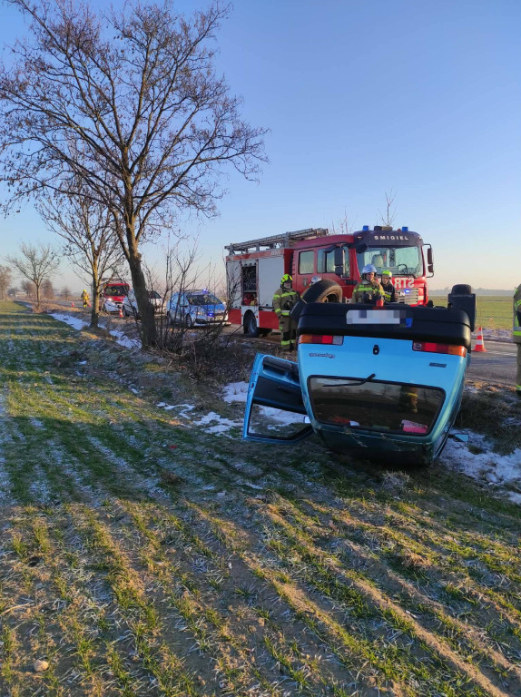 Dachował Cinquecento koło Bronikowa