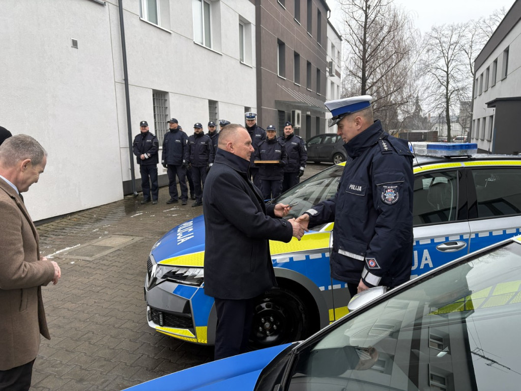 Dwa nowe radiowozy w kościańskiej policji