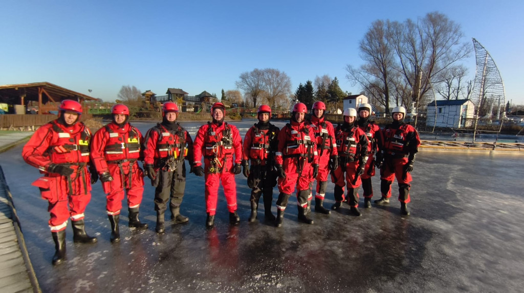 Trenowali ratownictwo na wodzie skutej lodem