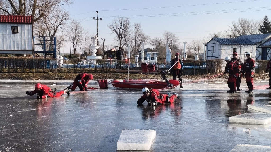 Trenowali ratownictwo na wodzie skutej lodem