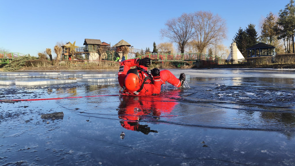 Trenowali ratownictwo na wodzie skutej lodem
