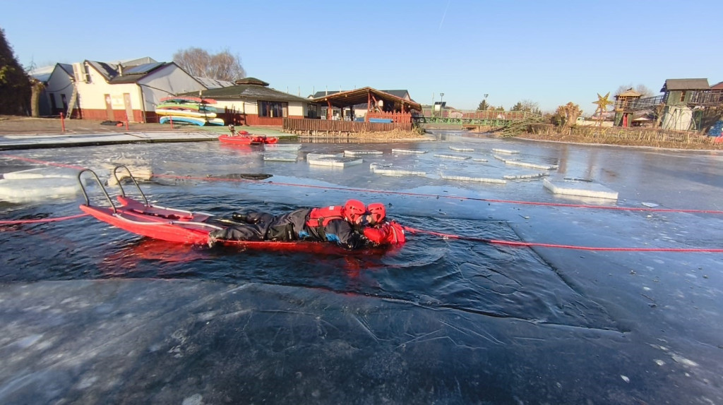 Trenowali ratownictwo na wodzie skutej lodem