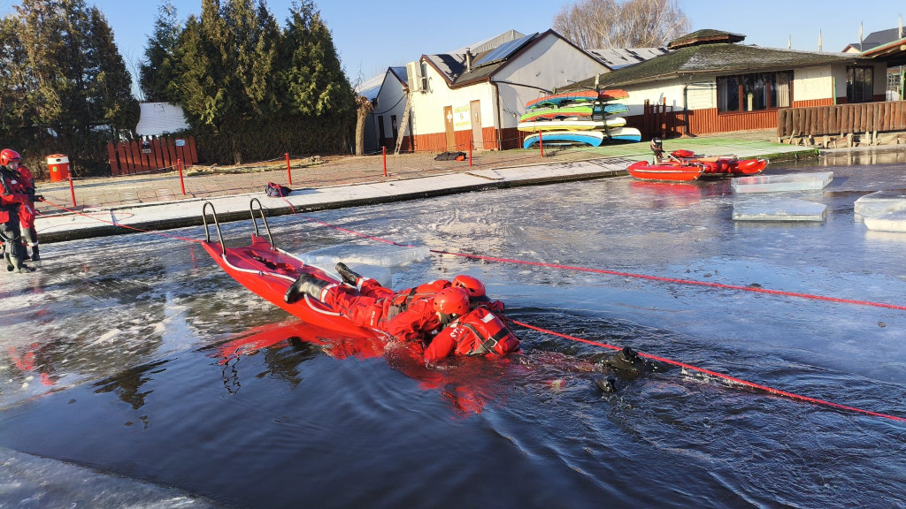 Trenowali ratownictwo na wodzie skutej lodem