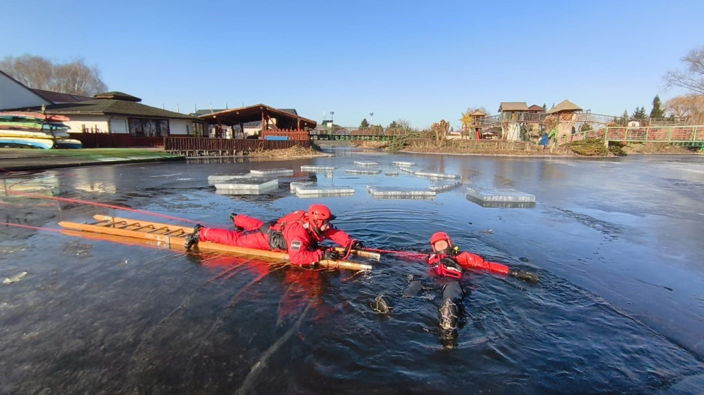 Trenowali ratownictwo na wodzie skutej lodem