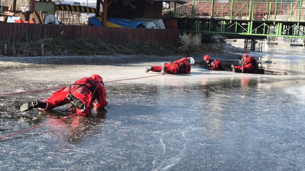 Trenowali ratownictwo na wodzie skutej lodem