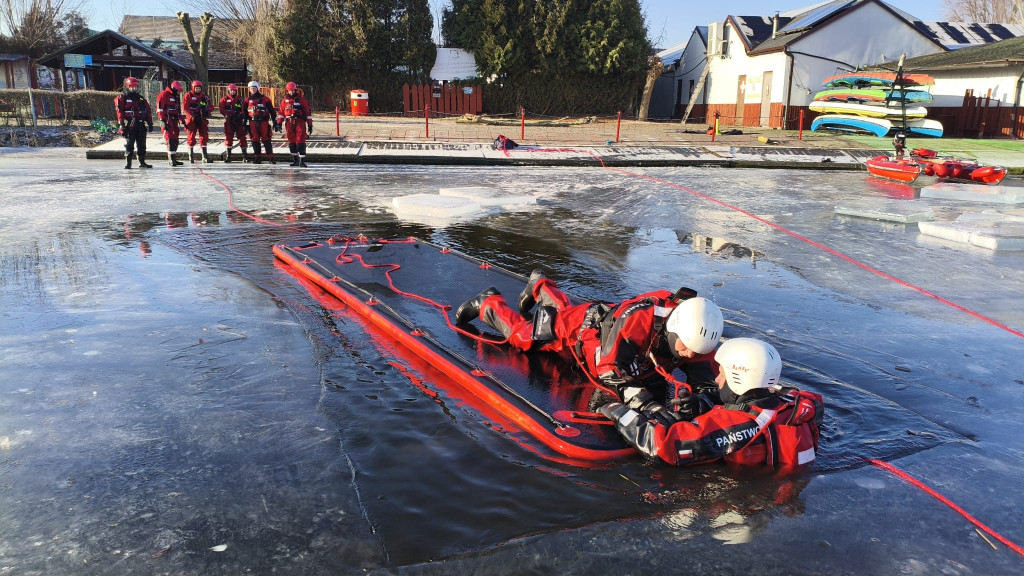 Trenowali ratownictwo na wodzie skutej lodem