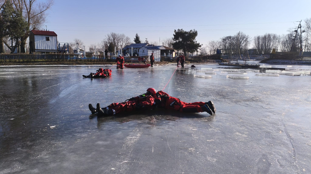 Trenowali ratownictwo na wodzie skutej lodem