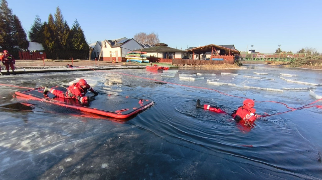 Trenowali ratownictwo na wodzie skutej lodem