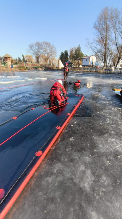 Trenowali ratownictwo na wodzie skutej lodem
