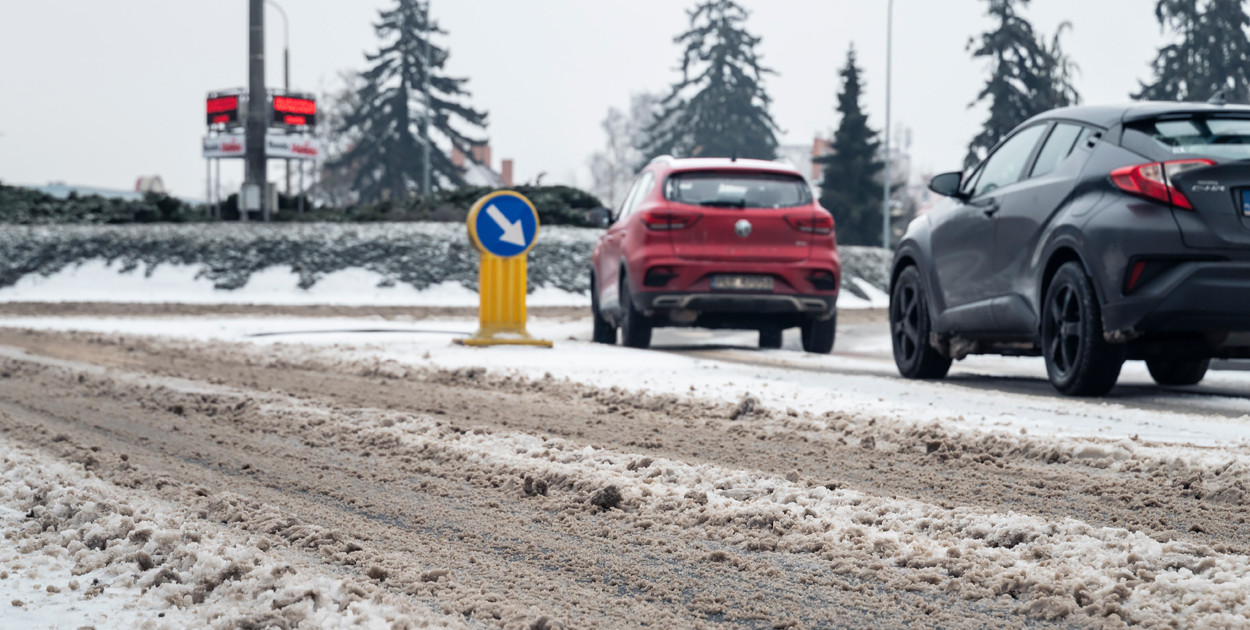 Trudne warunki na drogach i chodnikach w Kościanie