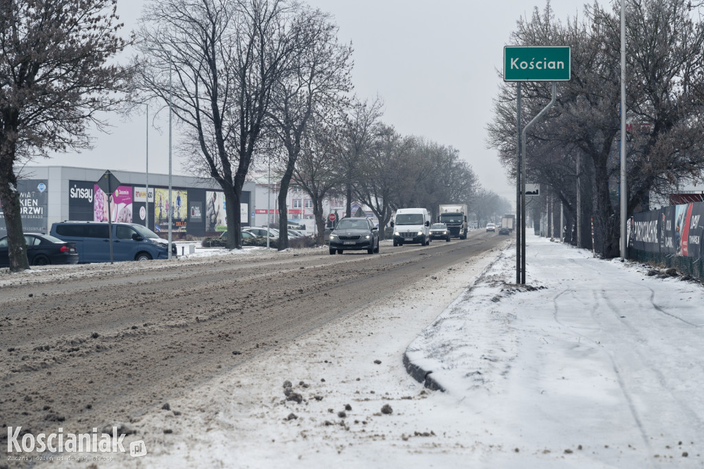 Trudne warunki na drogach i chodnikach w Kościanie