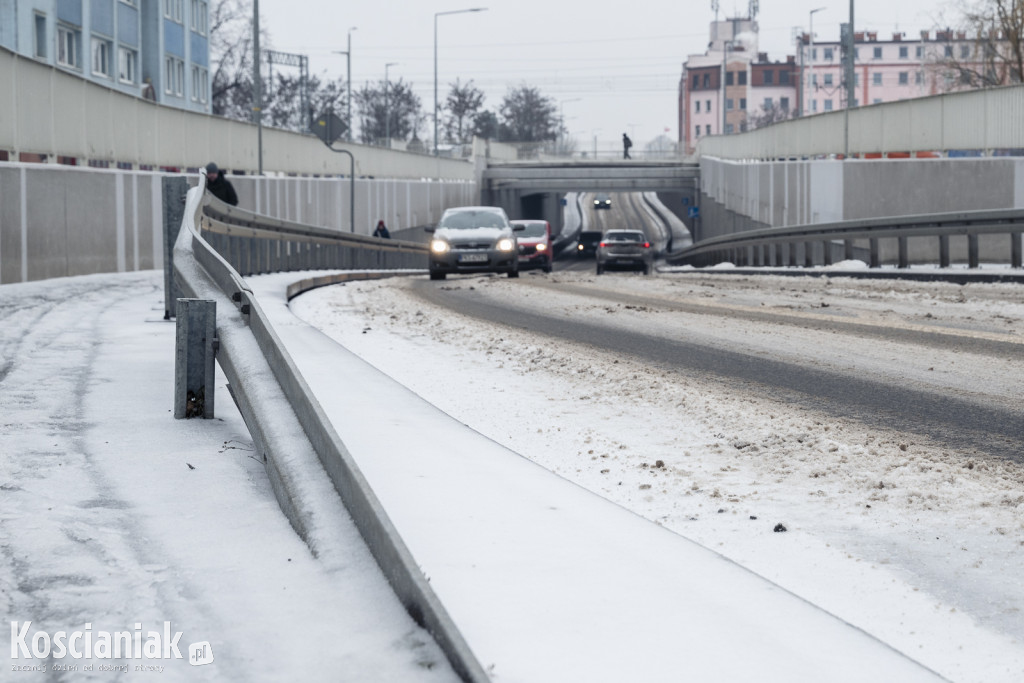 Trudne warunki na drogach i chodnikach w Kościanie