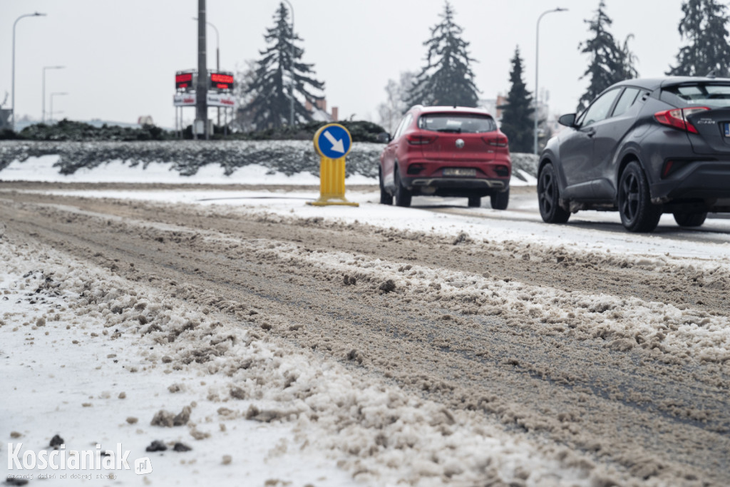 Trudne warunki na drogach i chodnikach w Kościanie