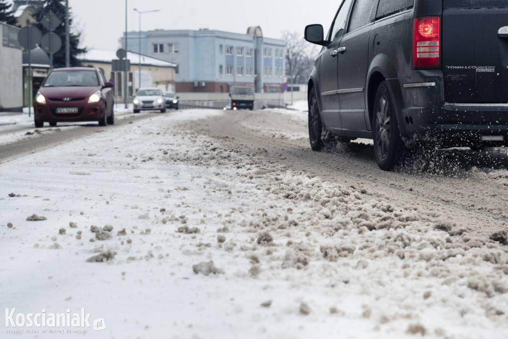 Trudne warunki na drogach i chodnikach w Kościanie