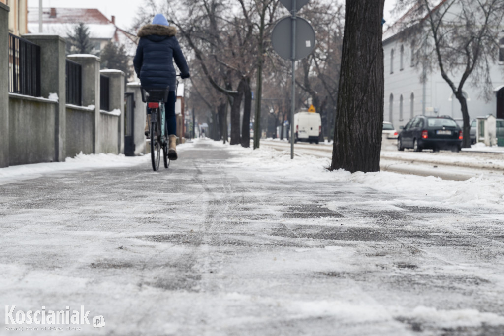 Trudne warunki na drogach i chodnikach w Kościanie