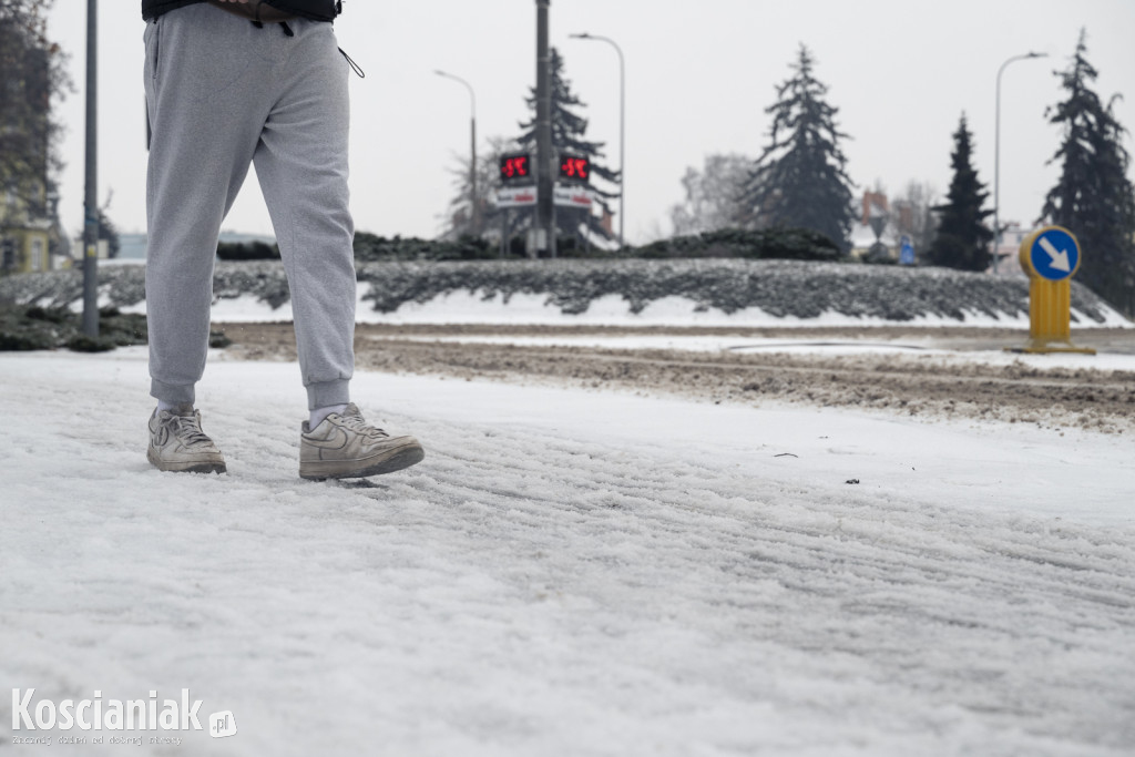 Trudne warunki na drogach i chodnikach w Kościanie