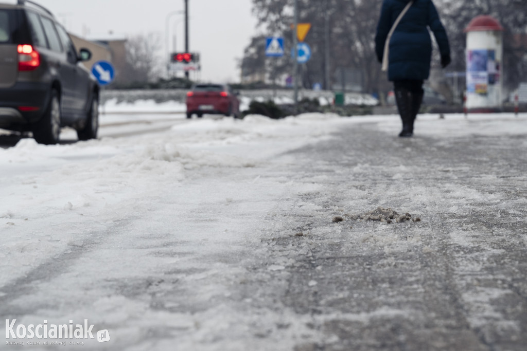 Trudne warunki na drogach i chodnikach w Kościanie