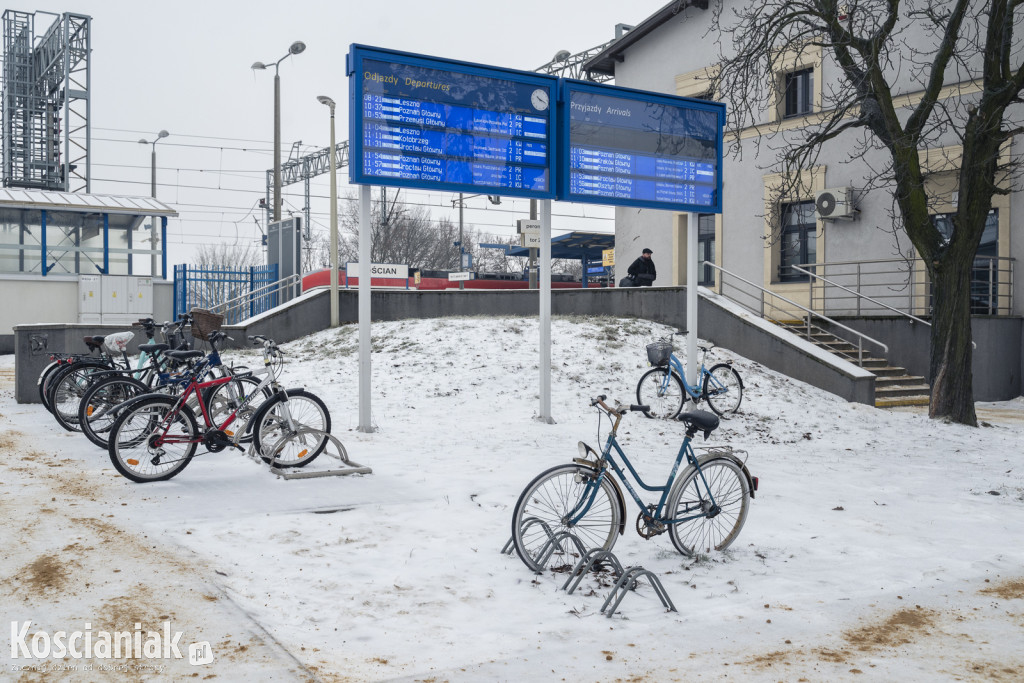 Trudne warunki na drogach i chodnikach w Kościanie
