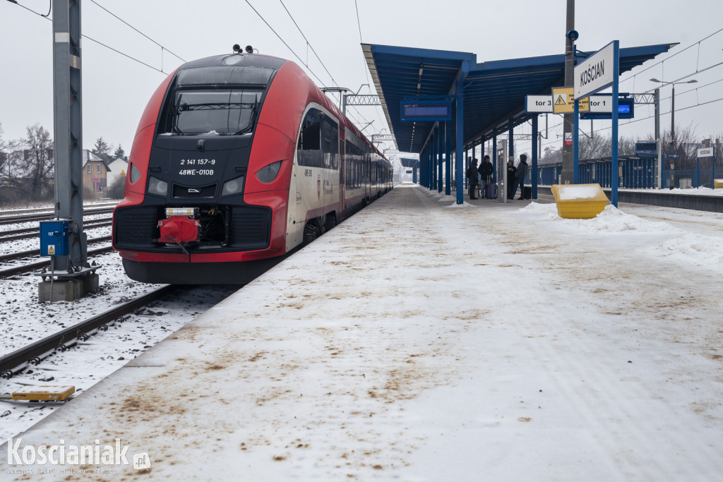 Trudne warunki na drogach i chodnikach w Kościanie